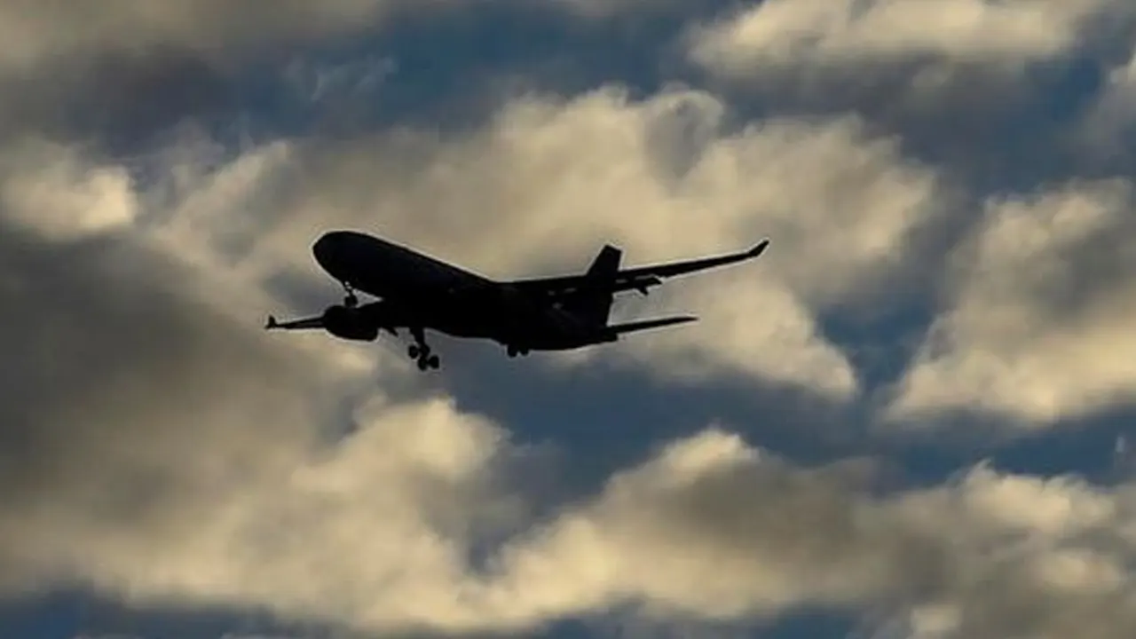 ইন্দোনেশিয়ায় ১১ আরোহীসহ বিমান নিখোঁজ