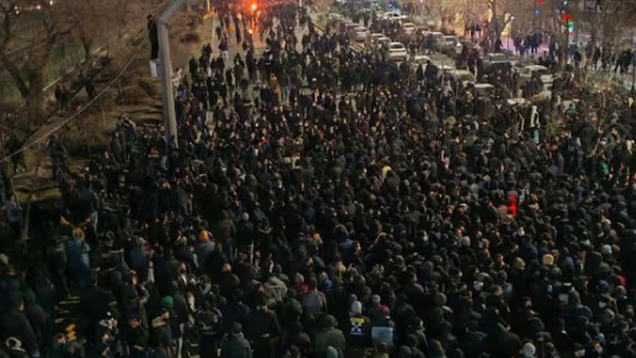 গুলির মুখে বুক পেতে দিচ্ছেন ইরানিরা, রক্তে লাল রাজপথ