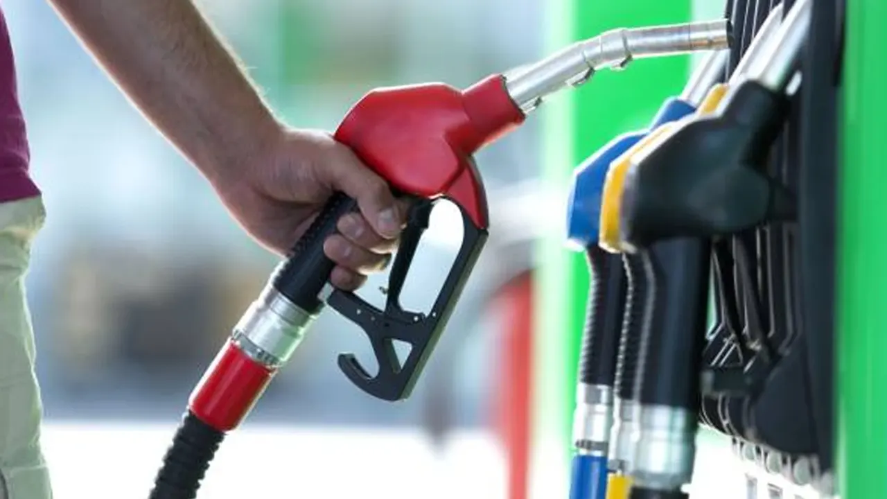 ভারত থেকে ১ লাখ ৮০ হাজার টন ডিজেল কিনবে সরকার