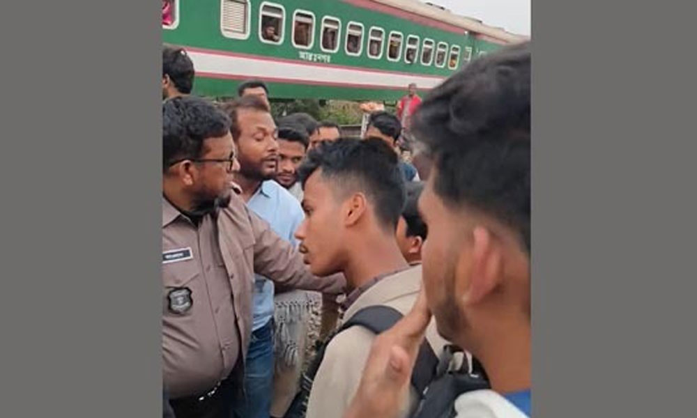 চলন্ত ট্রেনে পাথর নিক্ষেপ, আটক ৪