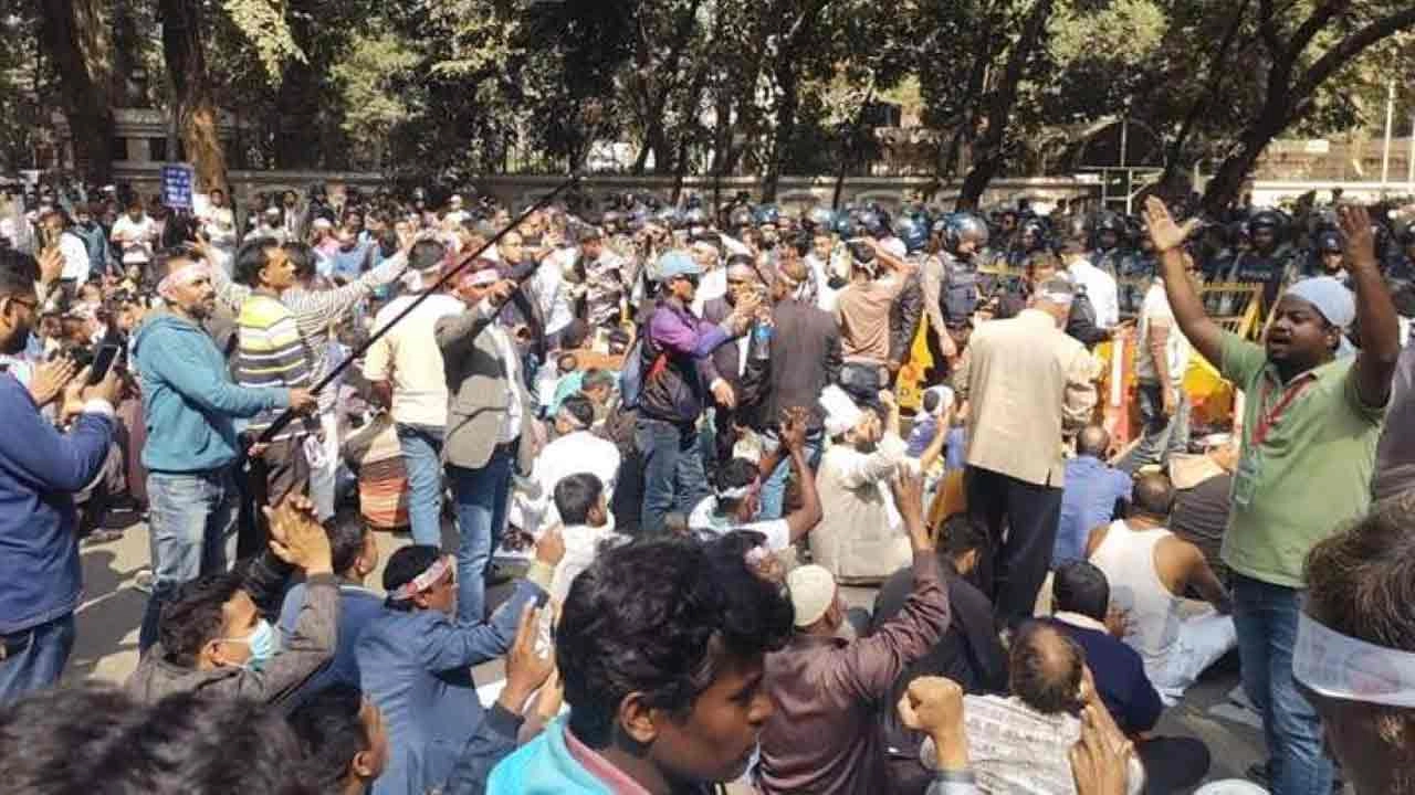 প্রধান উপদেষ্টার বাসভবনের সামনে বসে পড়লেন সরকারি কর্মচারীরা