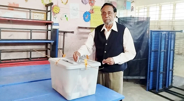 অলি আহমদ বীর বিক্রম চন্দনাইশ ভোট দিলেন