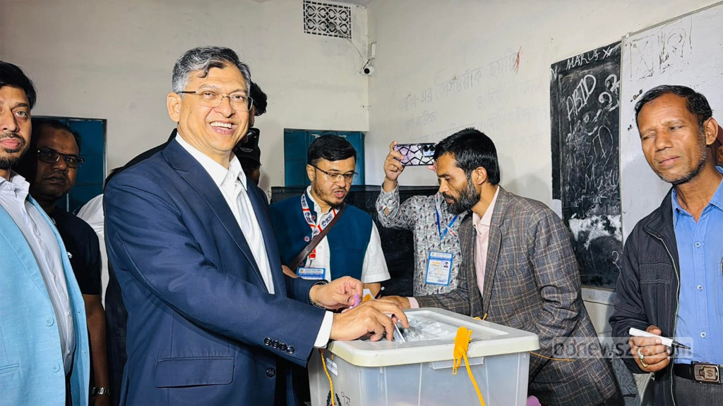 কক্সবাজারের পেকুয়া জি এম সি ইনিস্টিউট কেন্দ্রে ভোট দিলেন সালাহউদ্দিন আহমদ