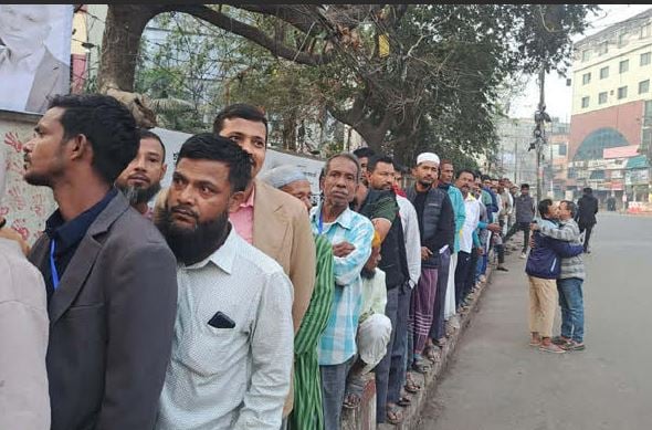 চট্টগ্রামে উৎসবমুখর পরিবেশে ভোটগ্রহণ চলছে