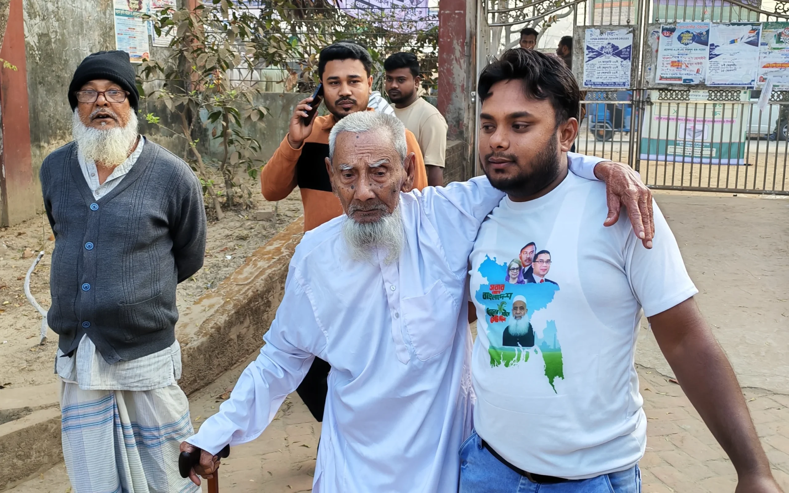 ভোট দিলেন ১১০ বছর বয়সী হাফিজুর রহমান