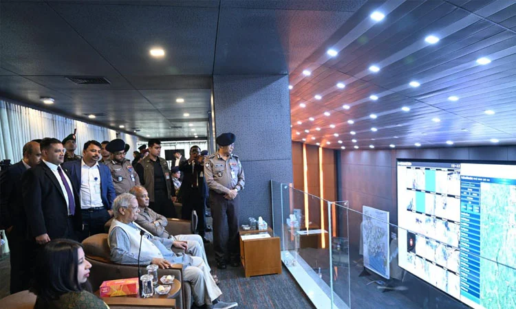 পুলিশ সদর দপ্তরের নিয়ন্ত্রণ কক্ষ থেকে ভোটদানের চিত্র পর্যবেক্ষণ করলেন প্রধান উপদেষ্টা