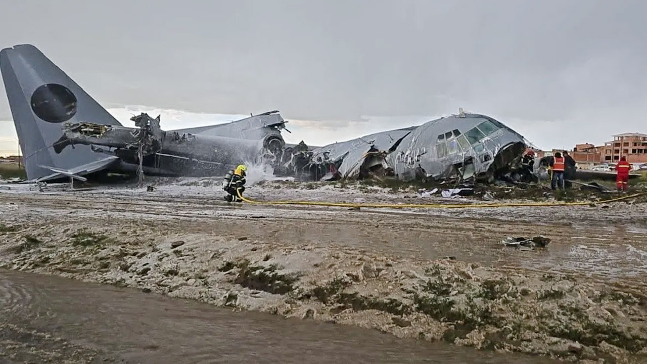 টাকা ভর্তি উড়োজাহাজ বিধ্বস্ত হয়ে ১৫ জন নিহত