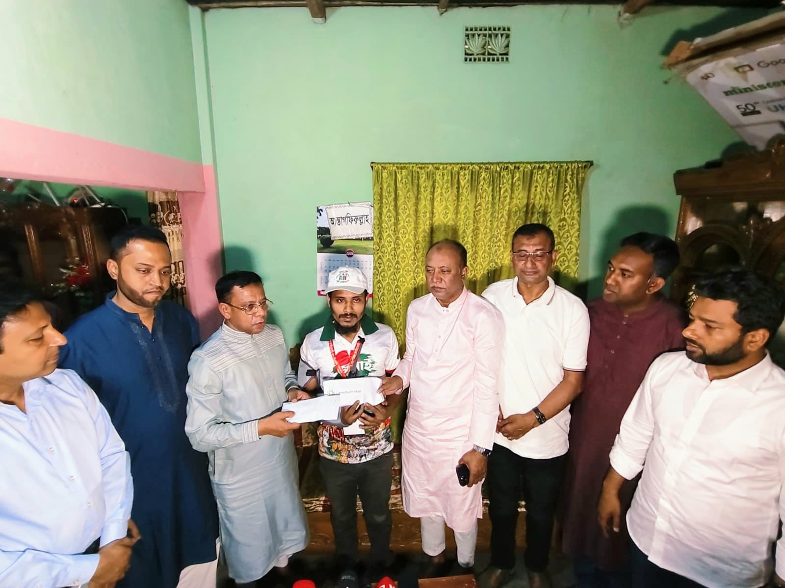 জুলাই গণঅভ্যুত্থানে পুলিশের গুলিতে আহত হোসেনের পাশে প্রধানমন্ত্রী