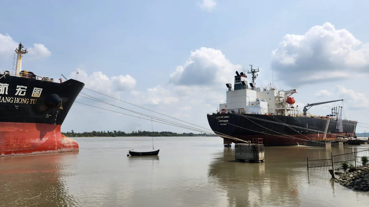 চট্টগ্রাম বন্দরে ২৫ জাহাজের জ্বালানি খালাস: পাইপলাইনে আরো ২টি
