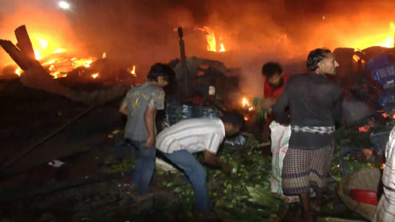রাজধানীর রায়েরবাজার কৃষিমার্কেটে আগুন