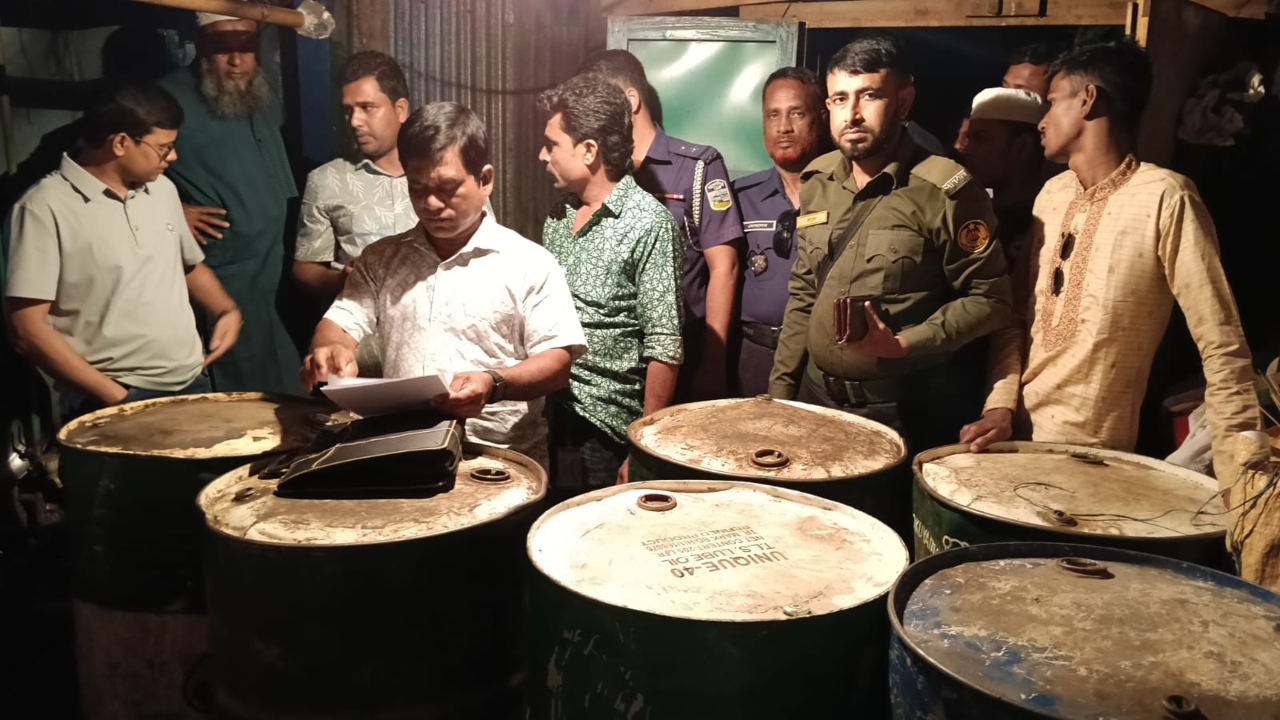 ‘গোপন কক্ষ’ থেকে অবৈধভাবে রাখা ৮শ’ লিটার পেট্রোল উদ্ধার