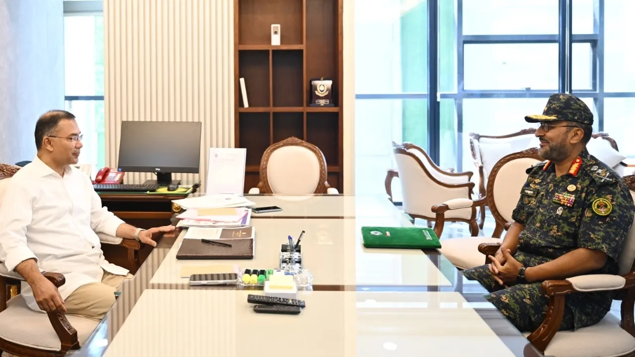 প্রধানমন্ত্রীর সঙ্গে আনসার ও ভিডিপি এর মহাপরিচালকের সাক্ষাৎ