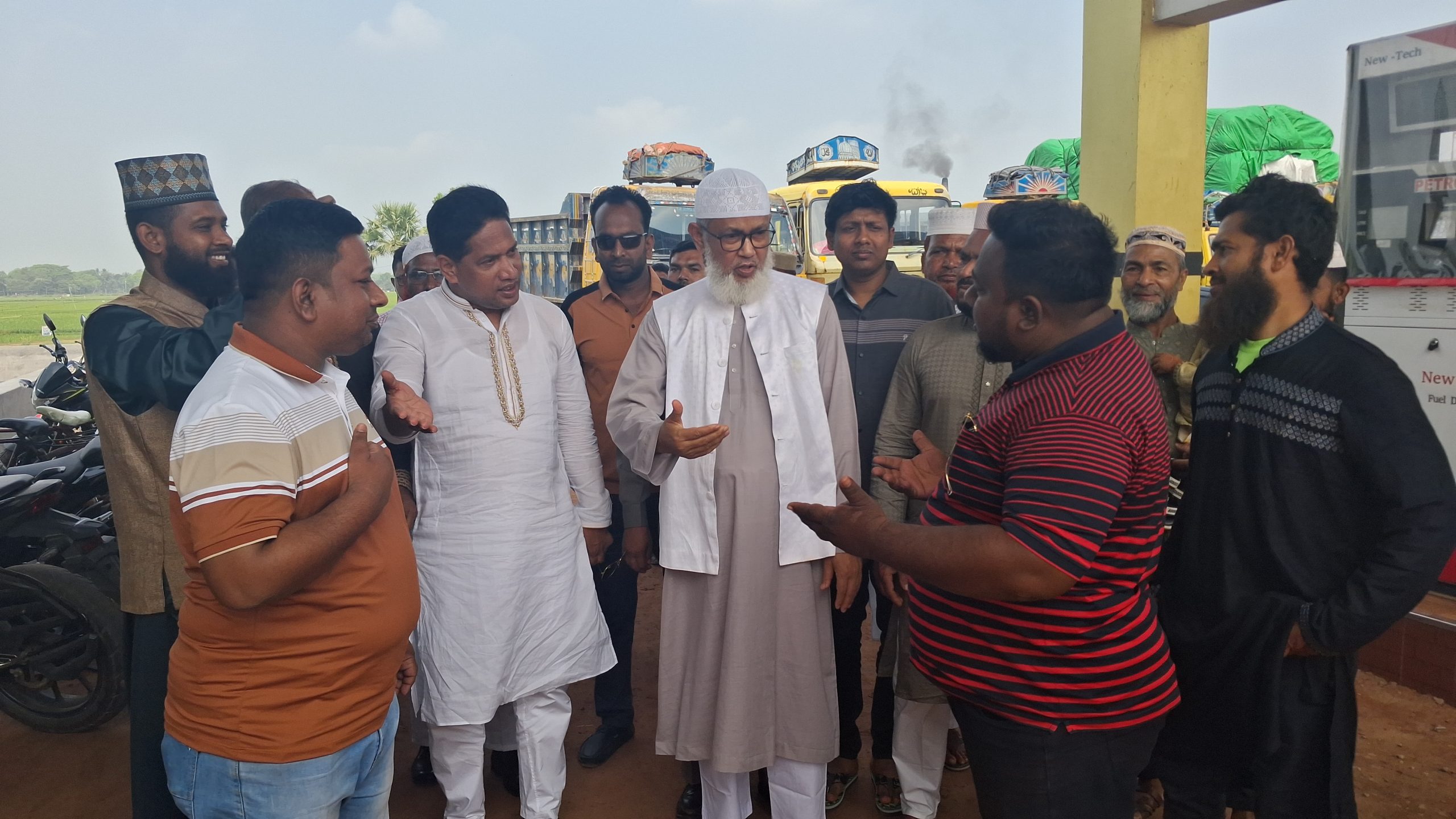 তেলের কৃত্রিম সংকট রোধে সাতক্ষীরায় সংসদ সদস্য মুহাদ্দিস আব্দুল খালেক পেট্রোল পাম্প পরিদর্শন