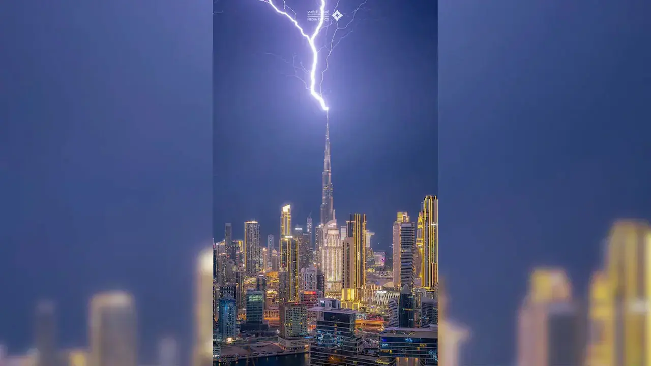 দুবাইয়ের বুর্জ খলিফার ওপর বিরাট বজ্রপাত