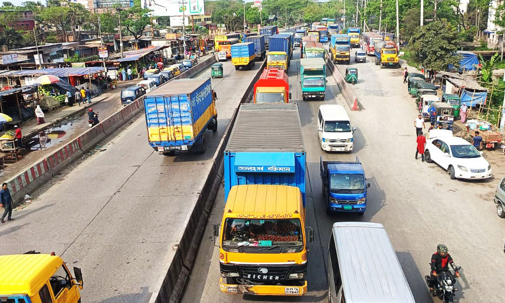 ঈদ যাত্রায় ঢাকা-চট্টগ্রাম মহাসড়কে গাড়ির চাপ, স্বস্তি কুমিল্লার অংশে