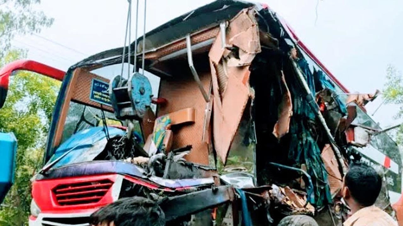 দিনাজপুরে যাত্রীবাহী বাস-ট্রাক সংঘর্ষে নিহত ২, আহত ৬