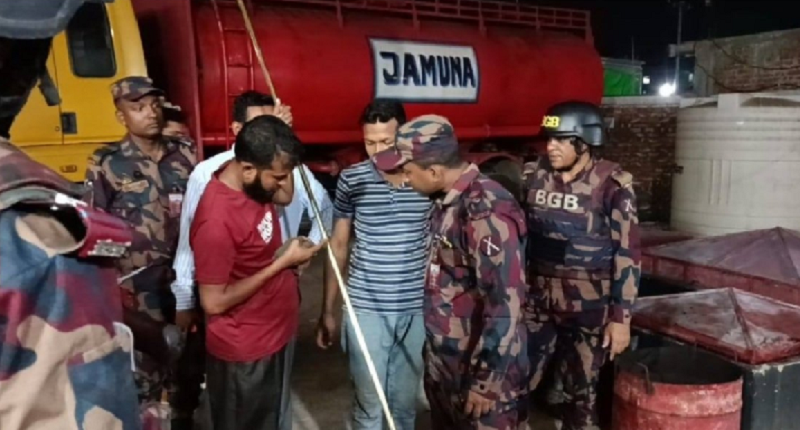 ‘তেল নেই’ লেখা পাম্প থেকে ৩৪ হাজার লিটার উদ্ধার করলো বিজিবি