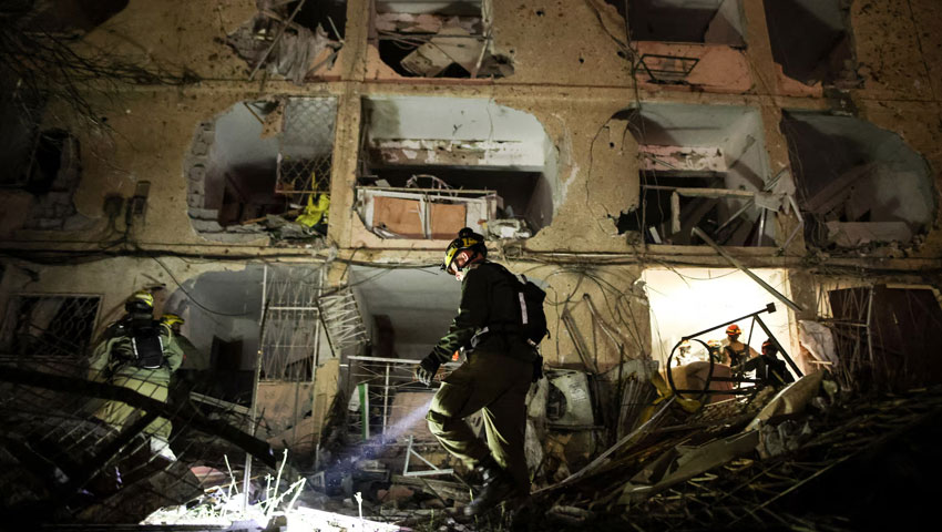 ইসরায়েলের ১১ জায়গায় আঘাত হানল ইরানের এক মিসাইল