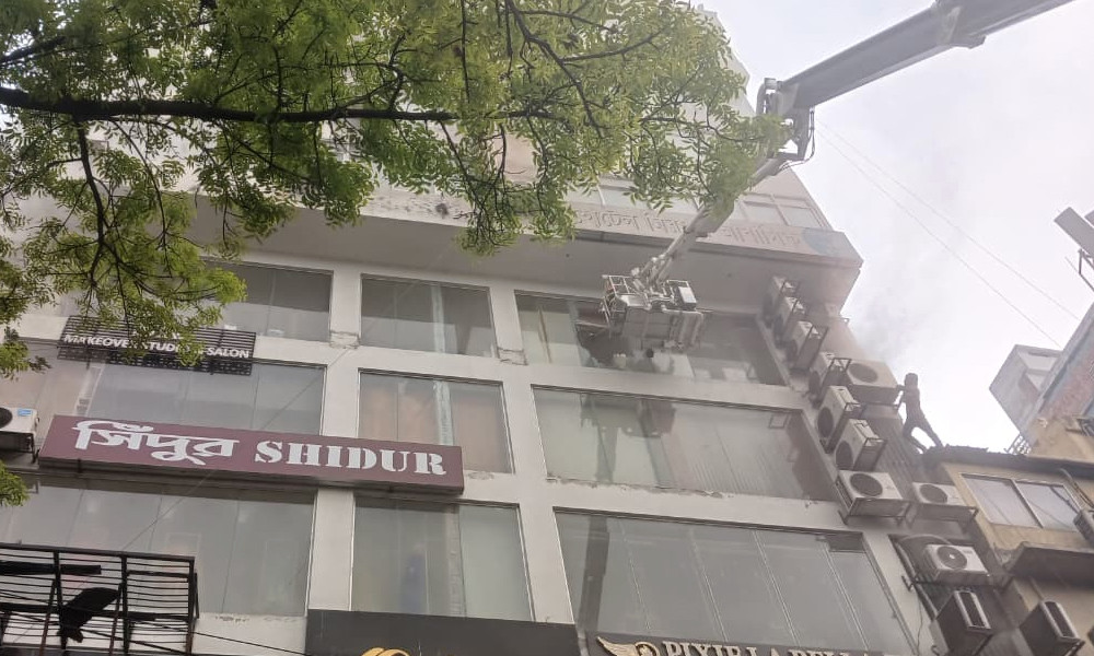 মিরপুরে বহুতল বাণিজ্যিক ভবনে আগুন