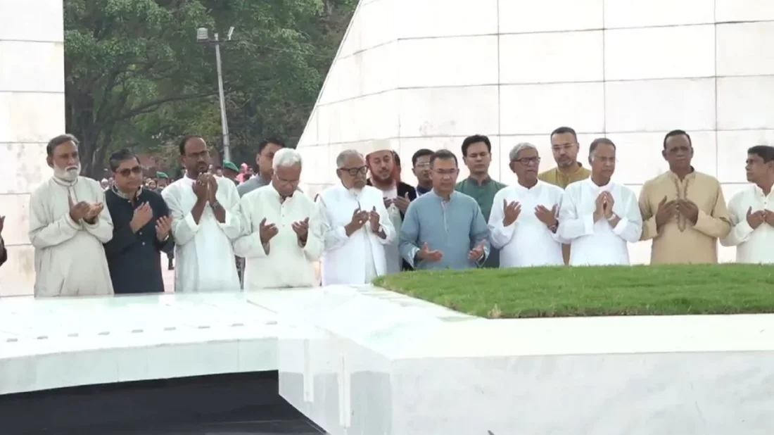 ঈদের দিনে মা-বাবার কবর জিয়ারত করলেন প্রধানমন্ত্রী