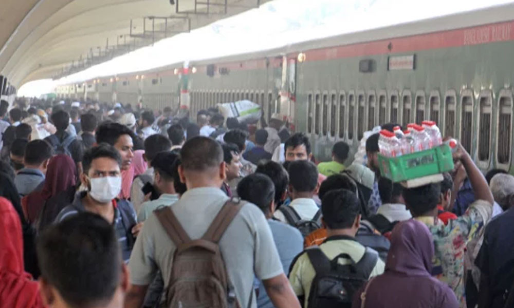 ছুটির প্রথমদিনে কমলাপুর স্টেশনে উপচেপড়া ভিড়, সময়মতো ছাড়ছে ট্রেন