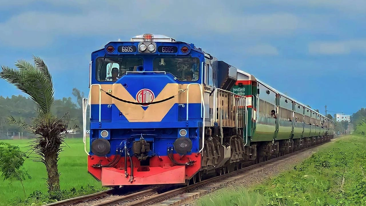 ঈদ ফিরতি ট্রেনের দ্বিতীয় দিনের টিকিট পাওয়া যাবে আজ