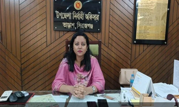 তাড়াশে জব্দ পেট্রোল বিক্রির টাকা রাষ্ট্রীয় কোষাগারে জমা দিলেন ইউএনও