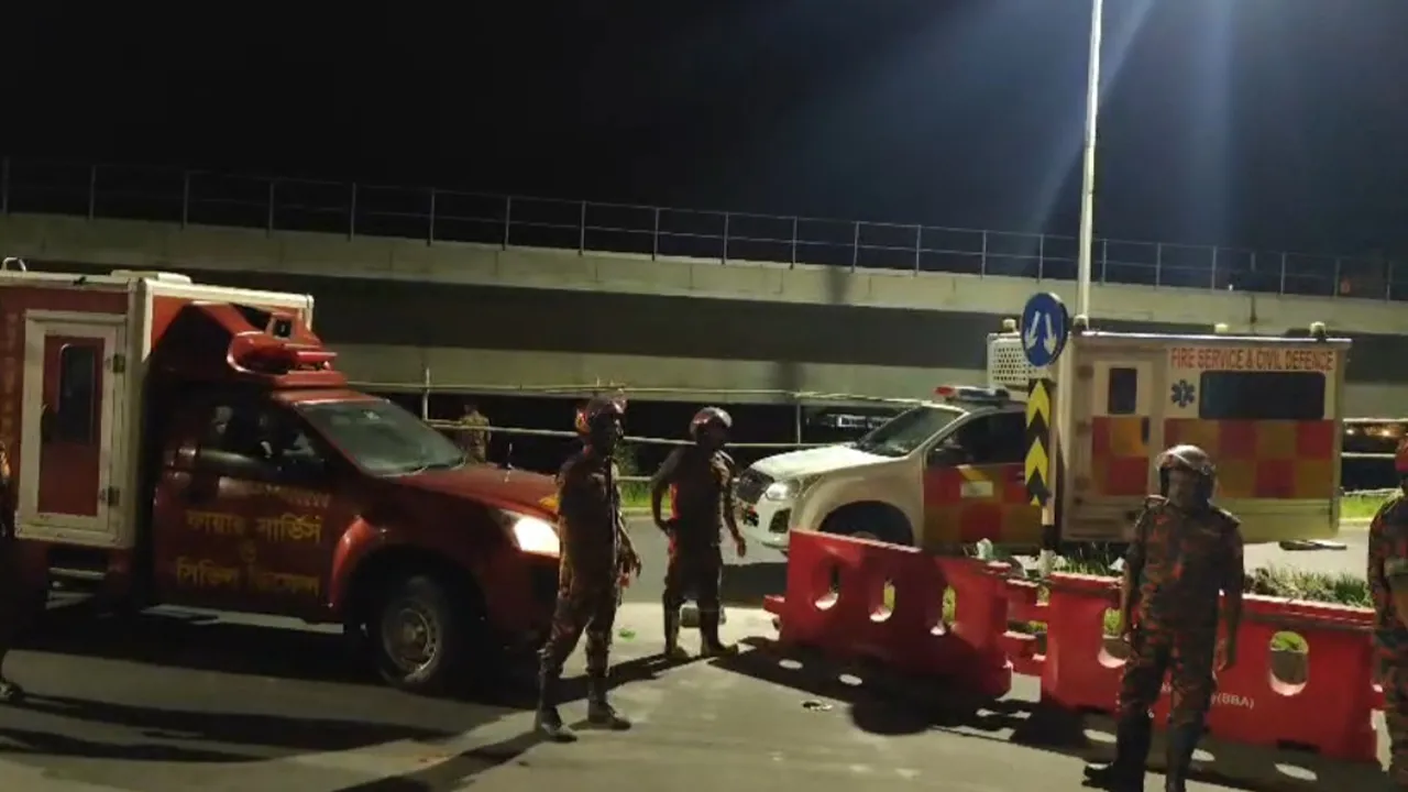 নিয়ন্ত্রণ হারিয়ে আরেক গাড়িতে ধাক্কা, এক পরিবারের তিন জনসহ আহত চার