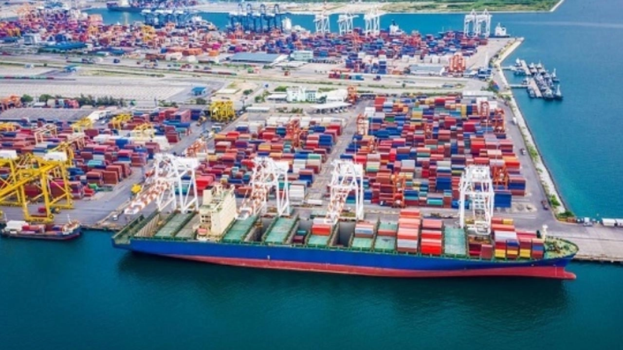 দেশে পৌঁছেছে জ্বালানি পণ্যবাহী ৪ জাহাজ