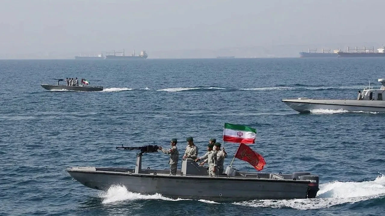 যুদ্ধবিরতি লঙ্ঘনের অভিযোগে হরমুজ প্রণালি খোলা ‘সম্ভব নয়’: ইরান