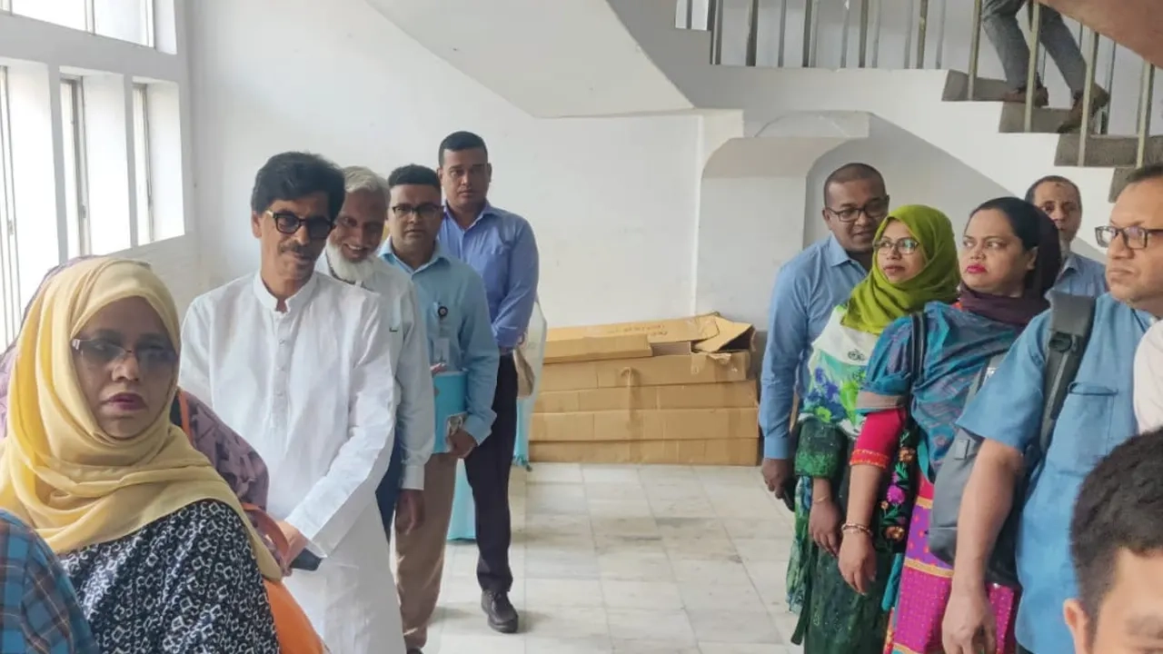 লিফটের লাইনে দাঁড়িয়ে দৃষ্টান্ত স্থাপন করলেন মন্ত্রী