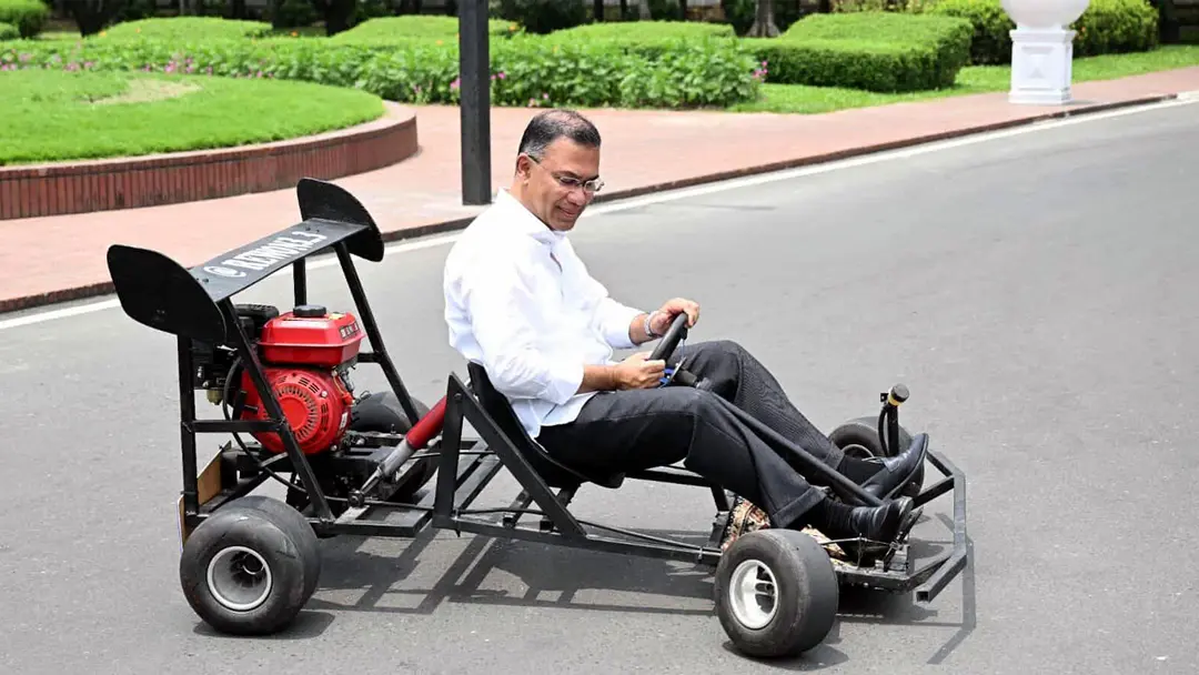 তরুণদের উৎসাহ দিতে কলেজছাত্রের বানানো রেসিং কার চালালেন প্রধানমন্ত্রী