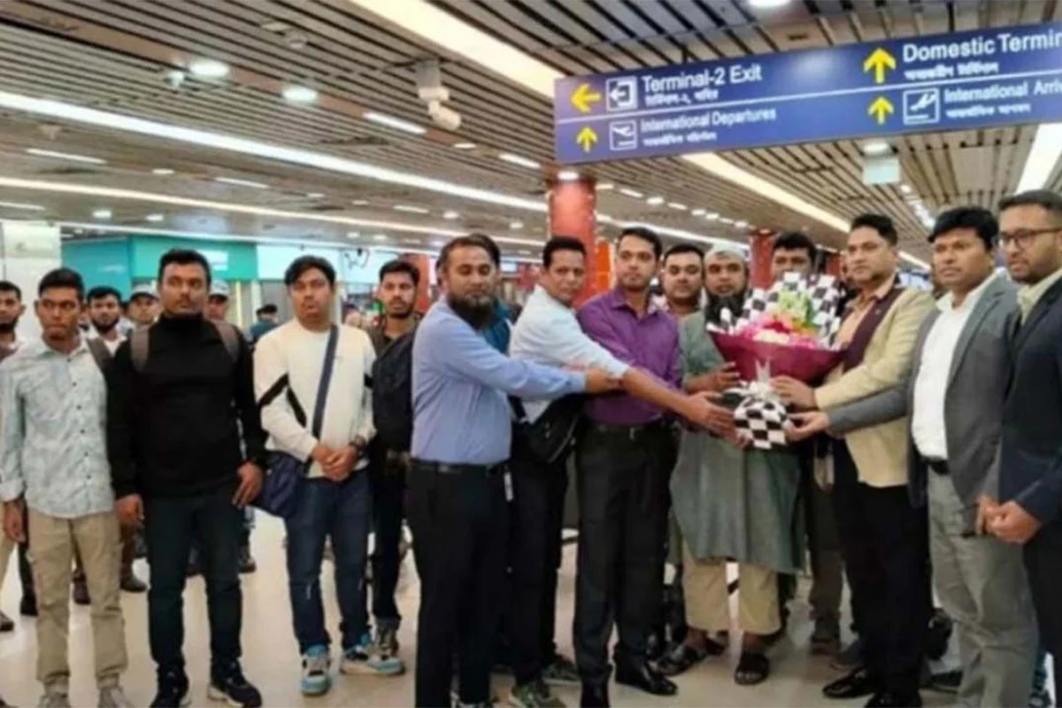 চার মাস পর দেশে ফিরলেন হরমুজে আটকে থাকা ‘বাংলার জয়যাত্রা’র ১৭ নাবিক