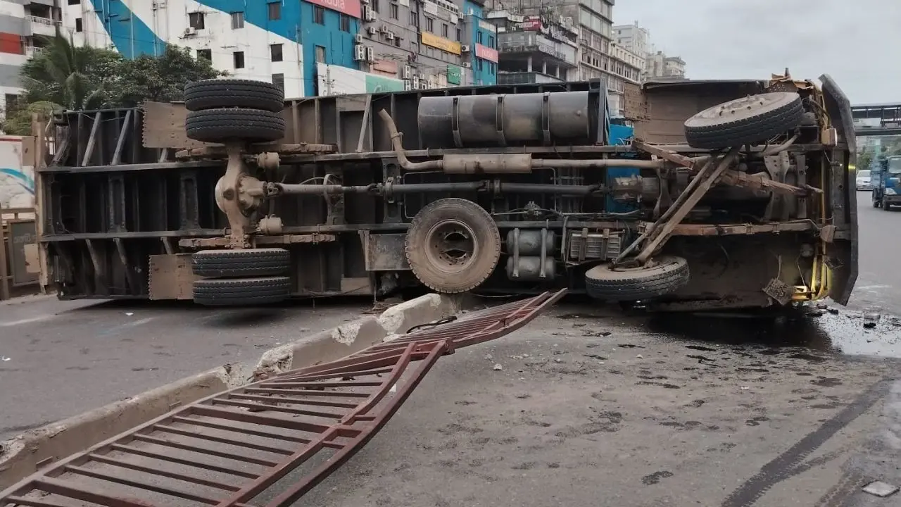 মধ্যরাতে নিয়ন্ত্রণ হারিয়ে উত্তরার সড়কে উল্টে গেছে কাভার্ডভ্যান