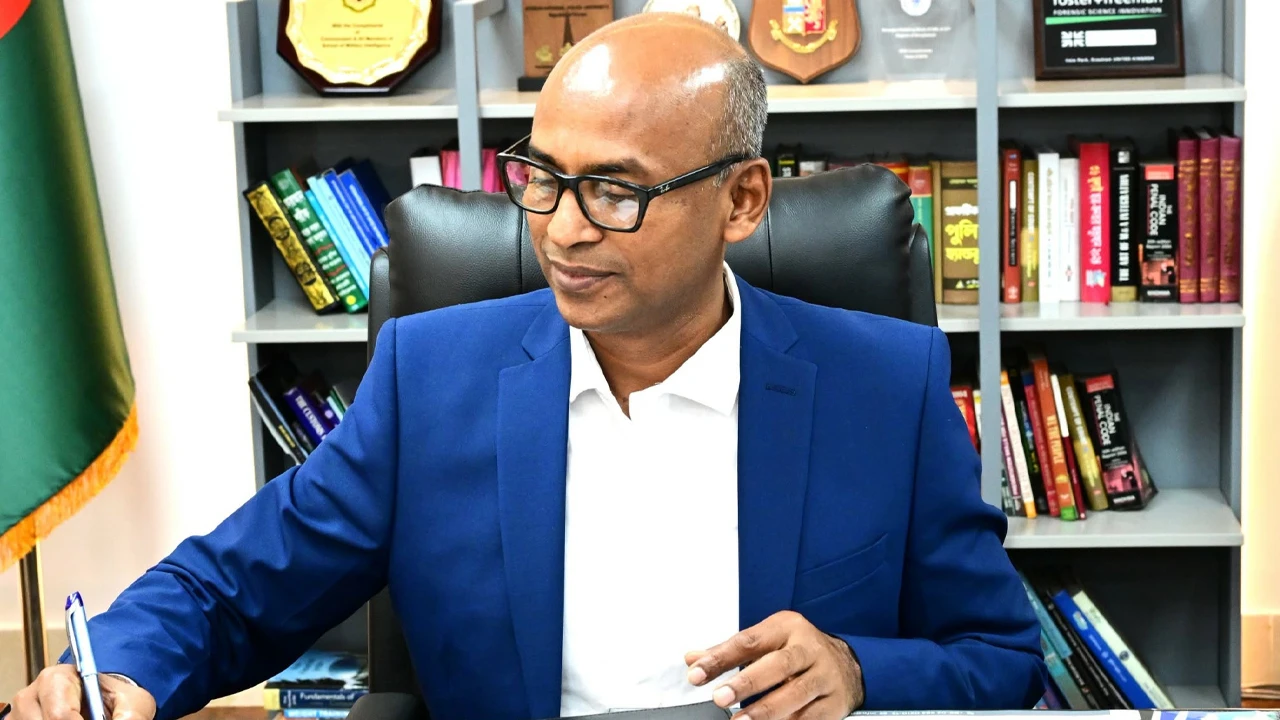 সিআইডি প্রধান হিসেবে দায়িত্ব নিলেন ব্যারিস্টার মোশাররফ হোছাইন