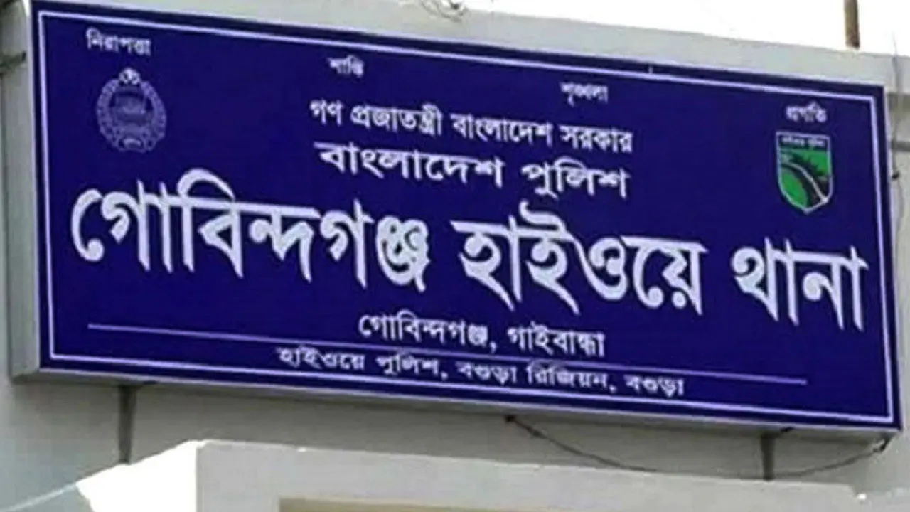 দাঁড়িয়ে থাকা ট্রাকে বাসের ধাক্কায় যাত্রীর পা বিচ্ছিন্ন, আহত ১০