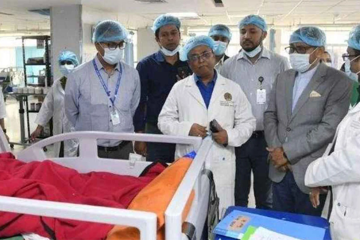 সেলুনে এসি বিস্ফোরণে দগ্ধদের দেখতে বার্ন ইনস্টিটিউটে স্বাস্থ্যমন্ত্রী