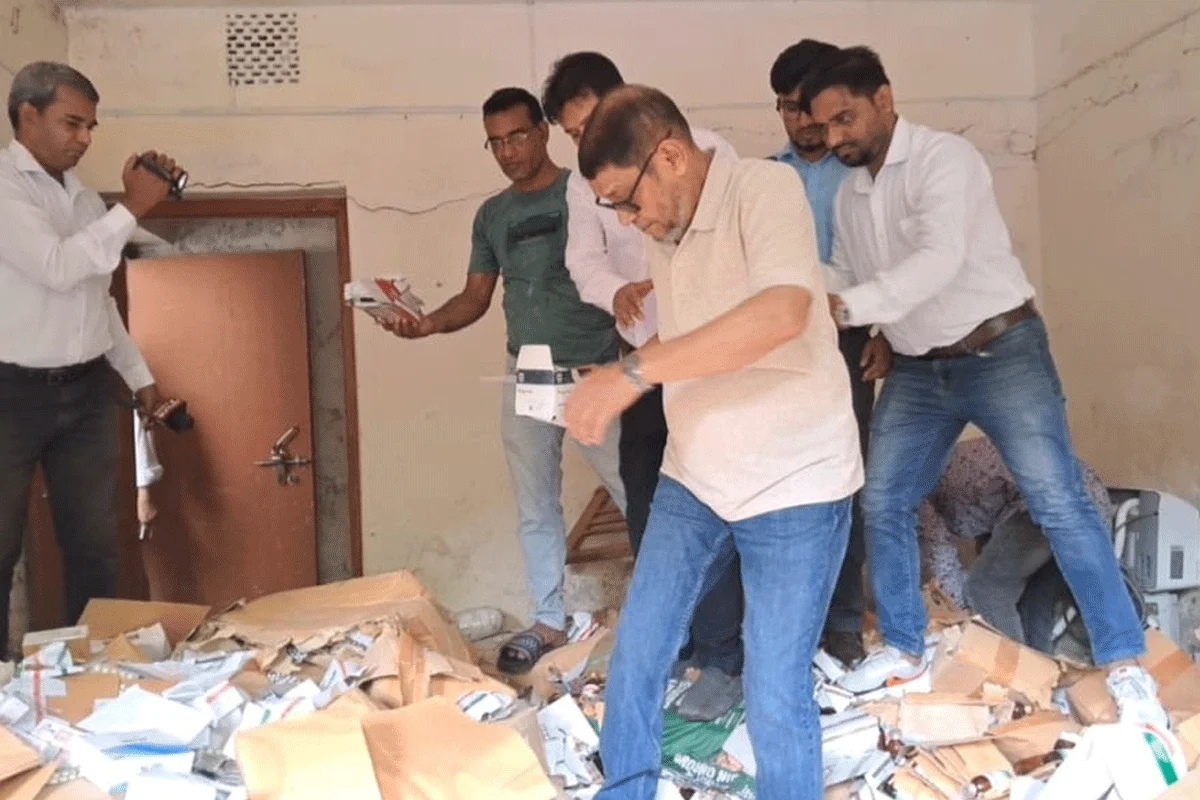 ‘মানুষ ওষুধ পায় না, অথচ এখানে মেয়াদোত্তীর্ণ ওষুধ; বাথরুমেও ছড়িয়ে-ছিটিয়ে আছে’