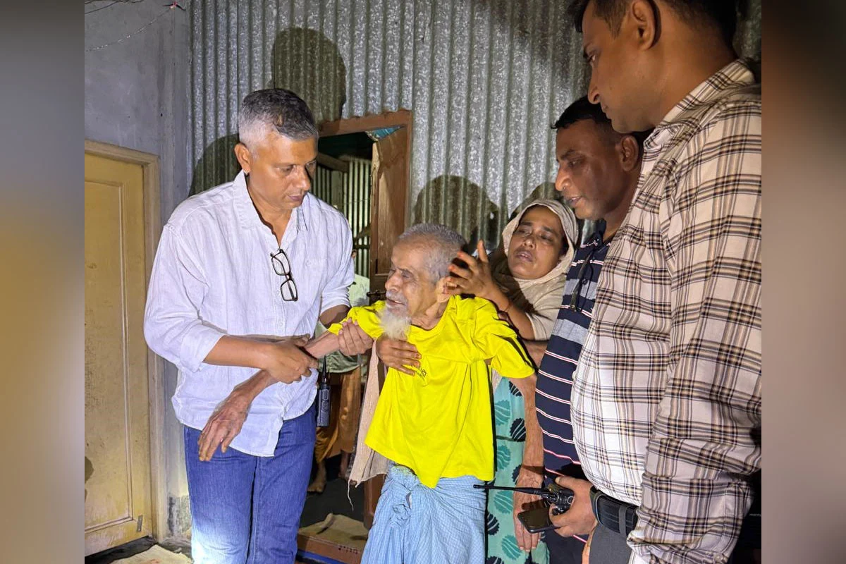বৃদ্ধকে রাস্তায় ফেলে গেল স্বজনরা, উদ্ধার করে দায়িত্ব নিলেন প্রতিমন্ত্রী