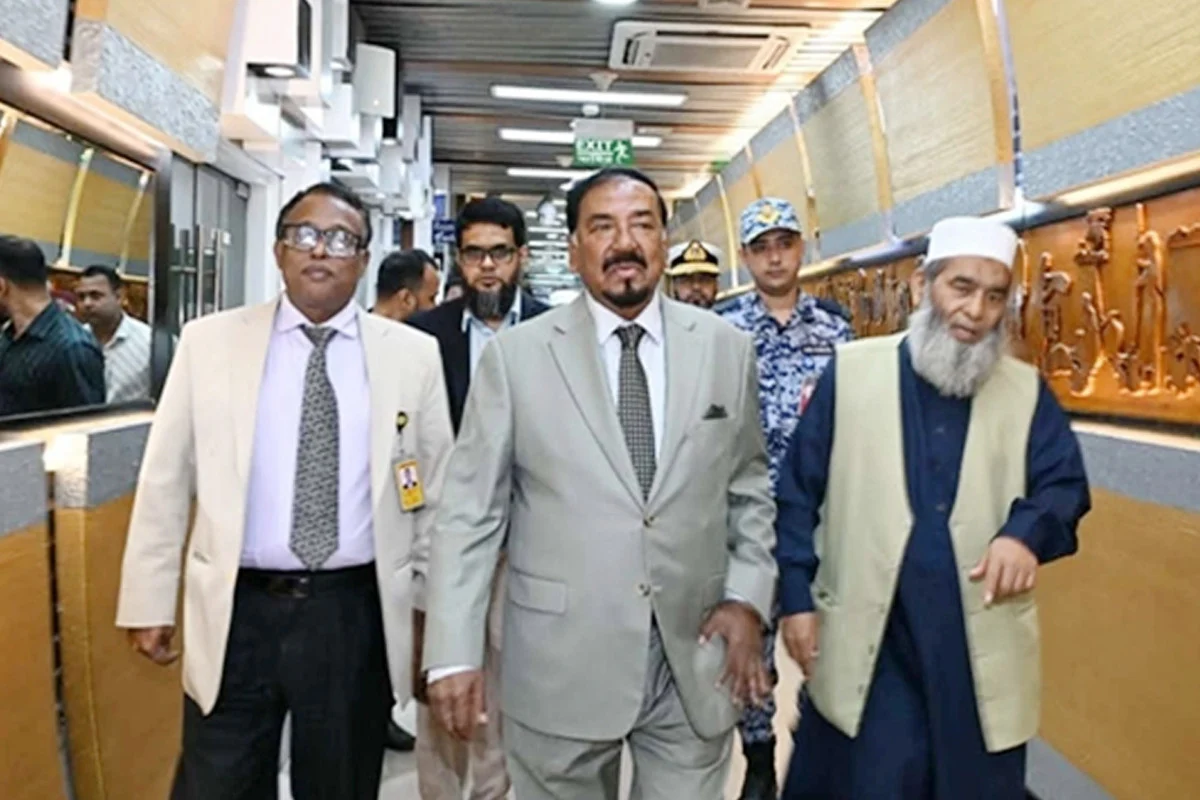 খামেনির জানাজায় অংশ নিতে ইরানের পথে স্পিকার