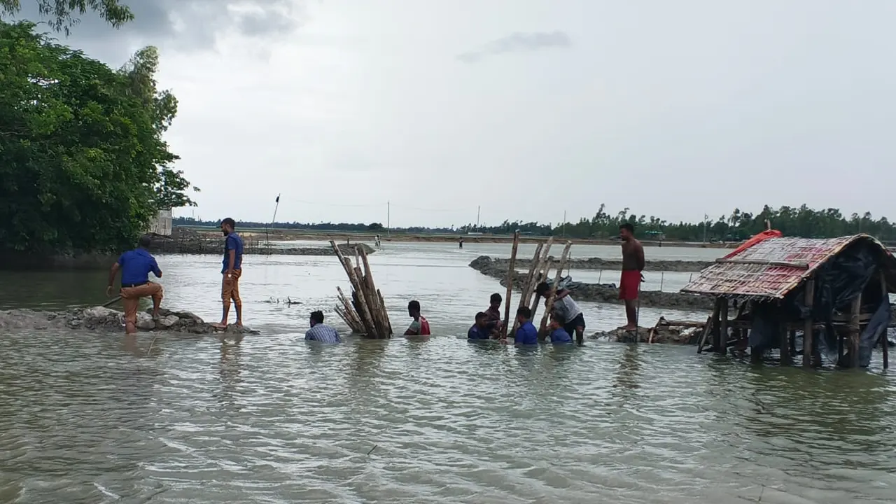 সরকারি খালে অবৈধভাবে নির্মিত বাঁধ ও স্লুইসগেটে বসানো জাল অপসারণ অভিযান শুরু