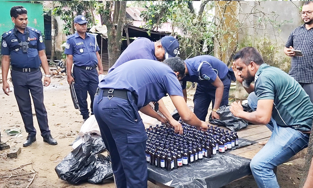 দুর্গাপুরে ৭৪০ বোতল ভারতীয় ফেনসিডিল জব্দ, বাবা-মেয়ে আটক