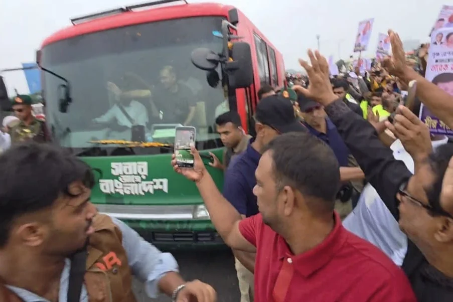পদ্মা সেতুর মাওয়া প্রান্তে জনতার ঢল, বরিশালের পথে প্রধানমন্ত্রী তারেক রহমান