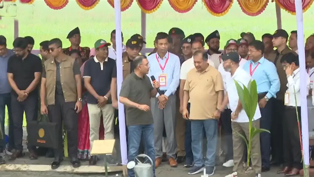 বরিশাল পৌঁছেছেন প্রধানমন্ত্রী, অংশ নিয়েছেন বৃক্ষরোপণ কর্মসূচিতে