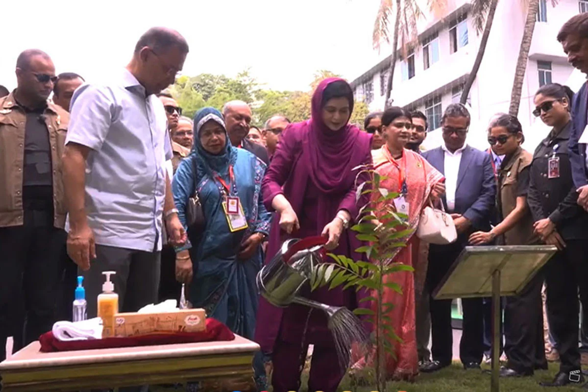ঢাকা মেডিকেলে বৃক্ষরোপণ কর্মসূচি উদ্বোধন করলেন প্রধানমন্ত্রী