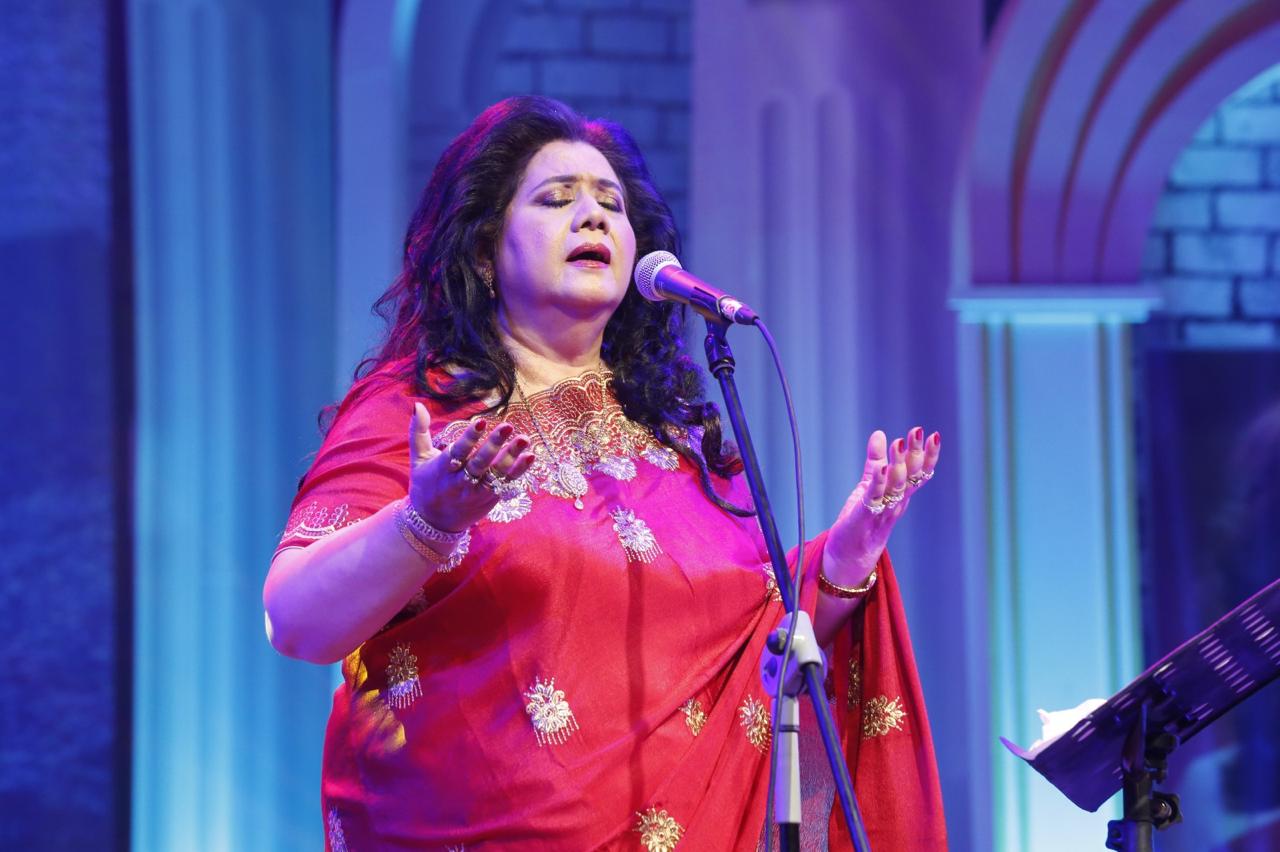 বন্যাদুর্গতদের সহায়তায় শিল্পকলা একাডেমিতে রুনা লায়লার সংগীতসন্ধ্যা ও সম্মাননা প্রদান