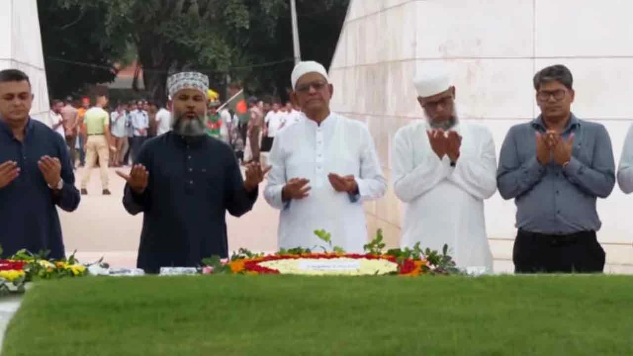 জিয়াউর রহমান ও খালেদা জিয়ার সমাধিতে রাষ্ট্রপতির শ্রদ্ধা