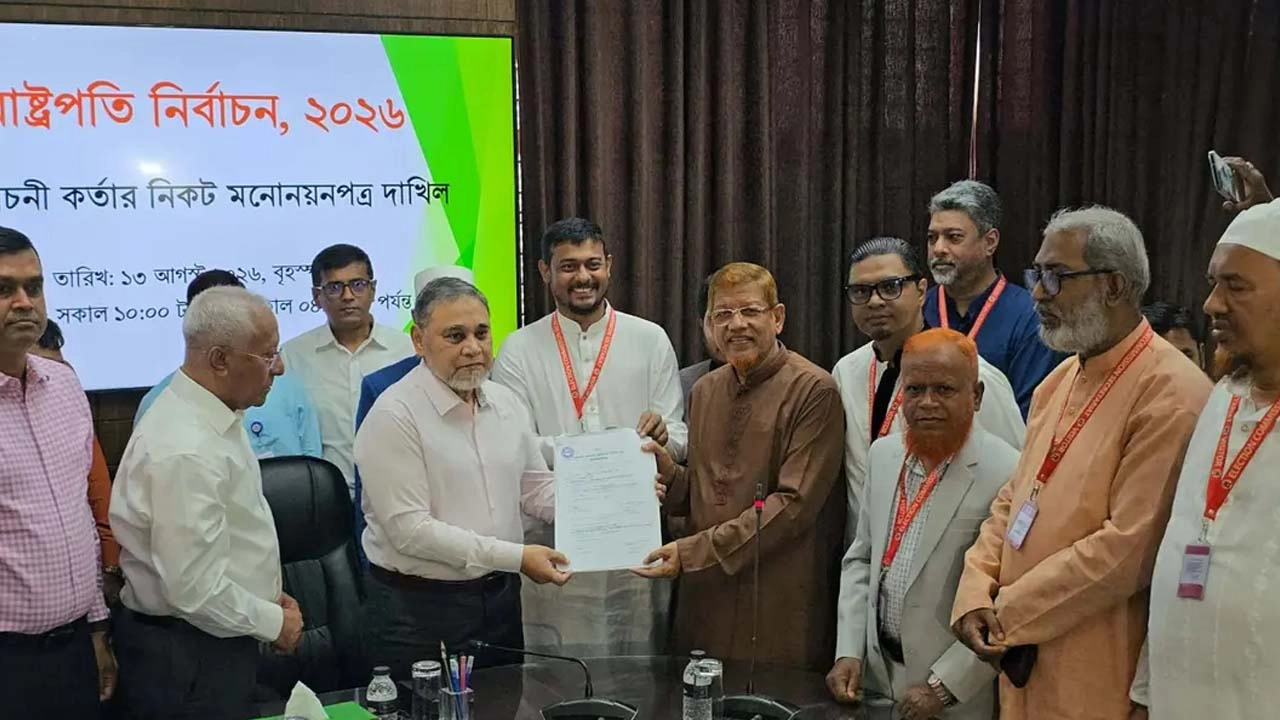 রাষ্ট্রপতি প্রার্থী অলি আহমদের মনোনয়নপত্র ইসিতে জমা