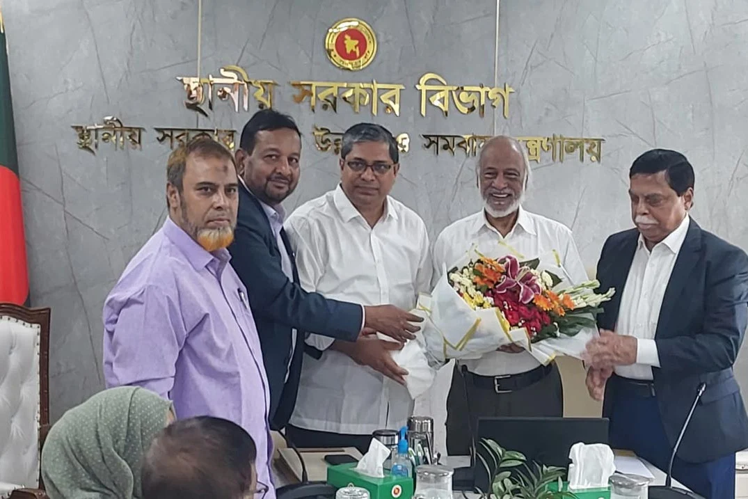 সচিবালয়ে অফিস করছেন স্থানীয় সরকারমন্ত্রী মঈন খান