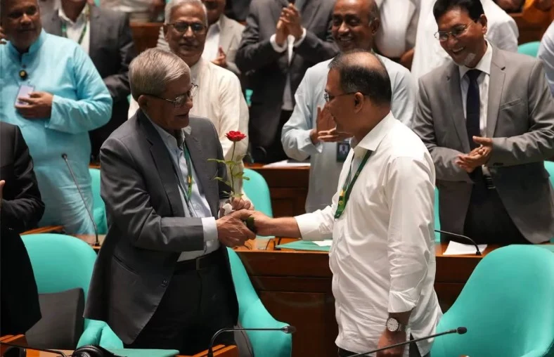 নতুন রাষ্ট্রপতিকে লাল গোলাপ দিয়ে শুভেচ্ছা জানিয়েছেন প্রধানমন্ত্রী